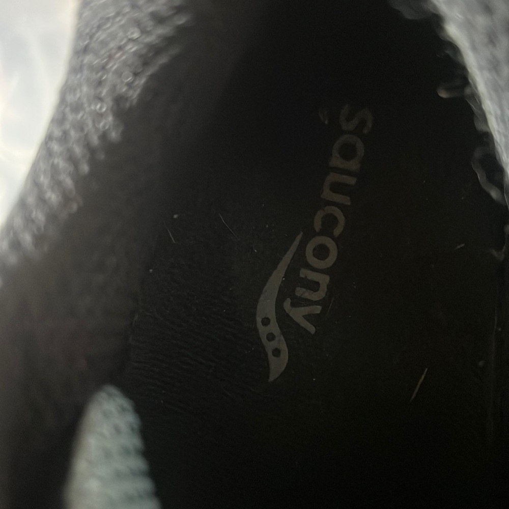 Saucony pre loved tennis shoes✨